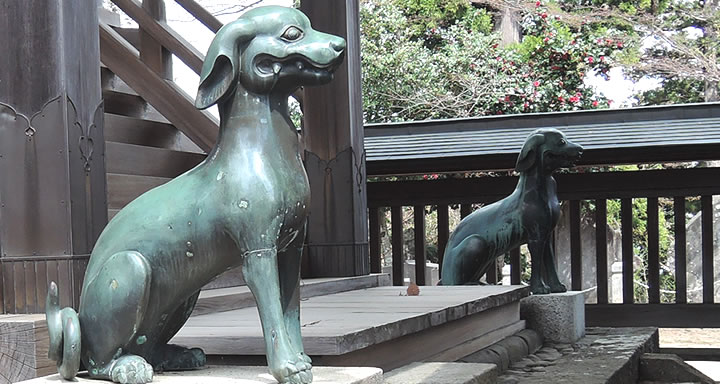 Komainu dog statues at Musashi Mitakesan Shrine